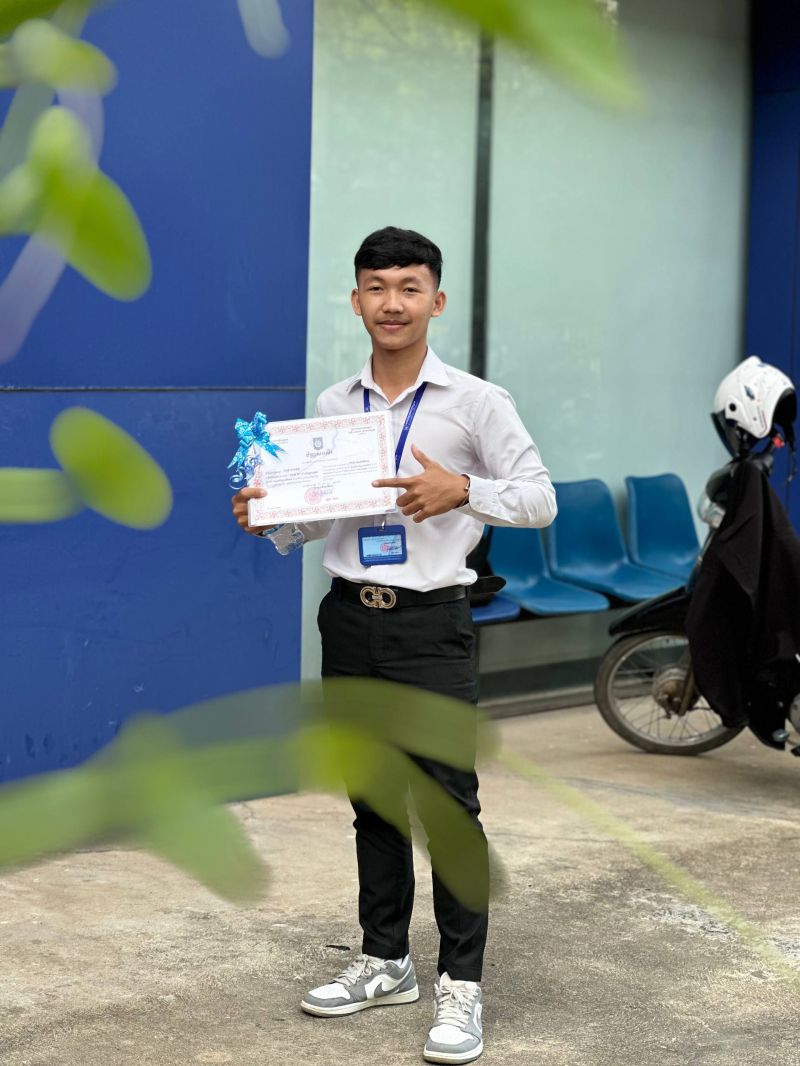 Pich Chanthorn posing with the Certificate of Academic Excellence after the ceremony